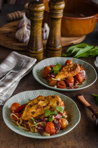 Filete de pollo a la parrilla con verduras asadas — Foto de Stock