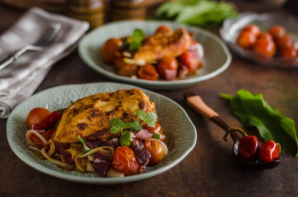 Kavrulmuş sebze ile ızgara tavuk biftek