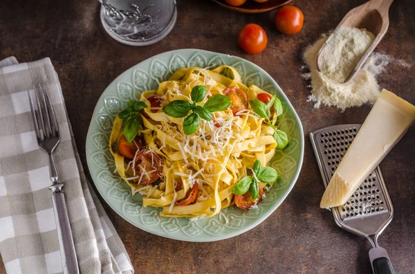 Semola di pasta con pomodori e parmigiano — Foto Stock