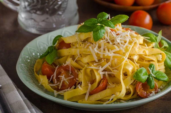 Sémola de pasta con tomates y queso parmesano —  Fotos de Stock
