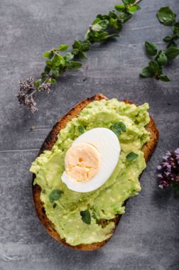 Biyo ekmek haşlanmış yumurta ile üzerinde avokado