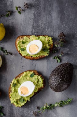 Biyo ekmek haşlanmış yumurta ile üzerinde avokado