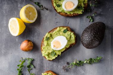 Biyo ekmek haşlanmış yumurta ile üzerinde avokado