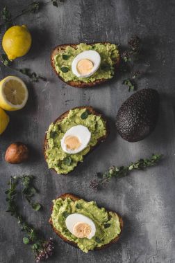 Biyo ekmek haşlanmış yumurta ile üzerinde avokado