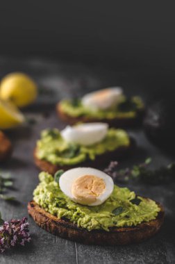 Biyo ekmek haşlanmış yumurta ile üzerinde avokado