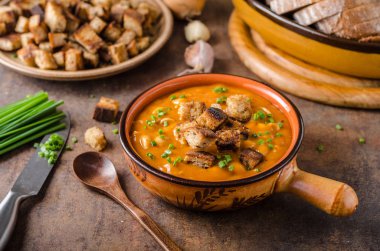 croutons gulaş çorbası