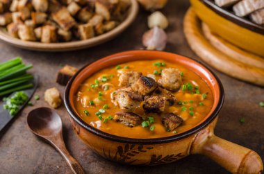 croutons gulaş çorbası