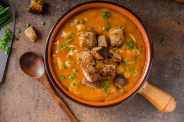 croutons gulaş çorbası