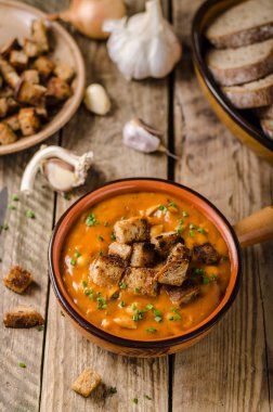 croutons gulaş çorbası