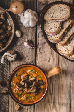 croutons gulaş çorbası