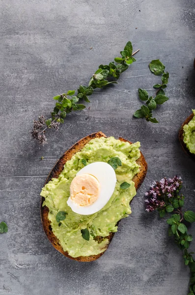 Bio avocado on bread with boiled egg — Stock Photo, Image