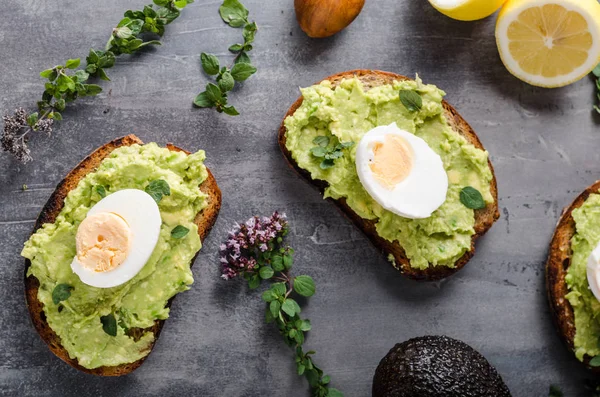 Biyo ekmek haşlanmış yumurta ile üzerinde avokado — Stok fotoğraf