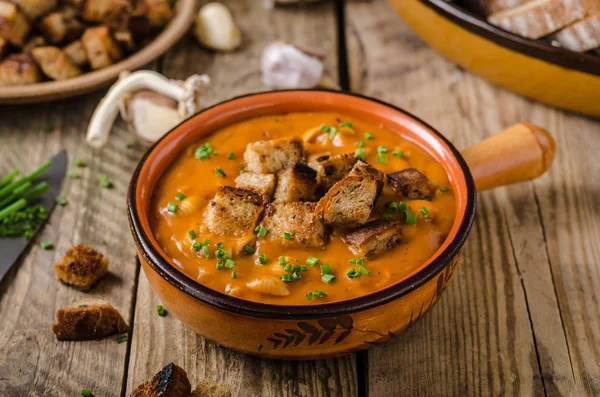 Goulash soup with croutons — Stock Photo, Image