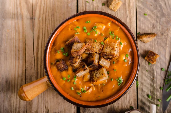 Goulash soep met croutons — Stockfoto