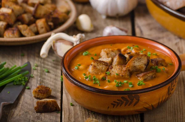 Gulaschsuppe mit Croutons — Stockfoto