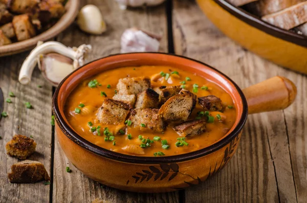 Goulash soep met croutons — Stockfoto