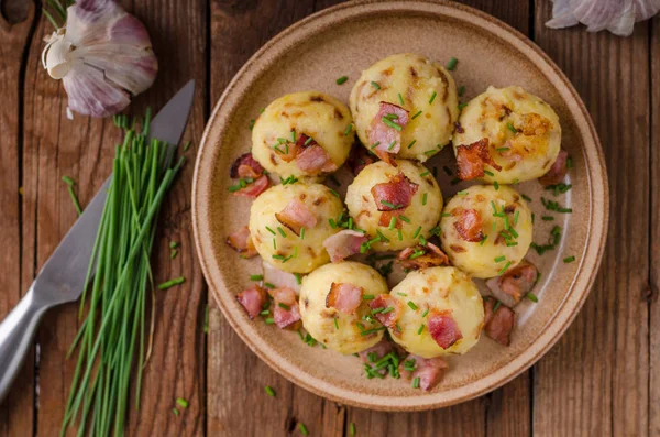 Speckknödel verfeinern das Essen — Stockfoto