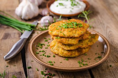 Ekşi kremalı patates gözlemesi.