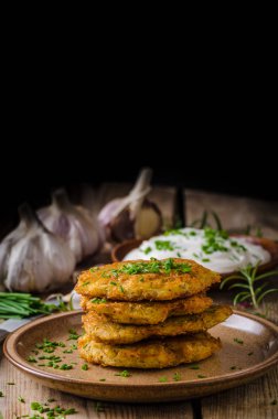 Ekşi kremalı patates gözlemesi.