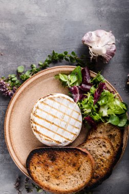 Kızarmış peynirli peynir.