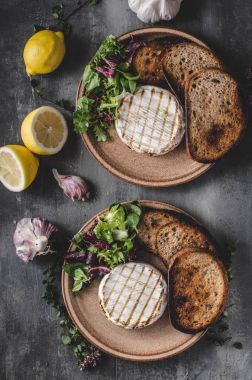 Kızarmış peynirli peynir.