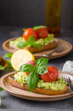 Avokado ile pişmiş domates ekmek yaymak