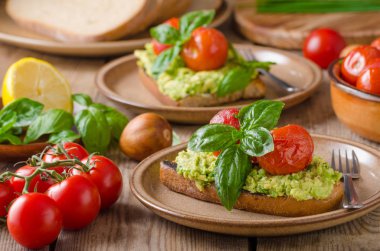 Avokado ile pişmiş domates ekmek yaymak