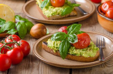Avokado ile pişmiş domates ekmek yaymak