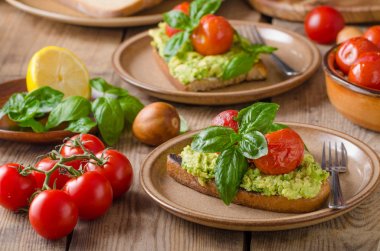 Avokado ile pişmiş domates ekmek yaymak