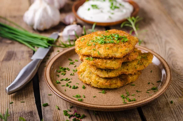 Ekşi kremalı patates gözlemesi.