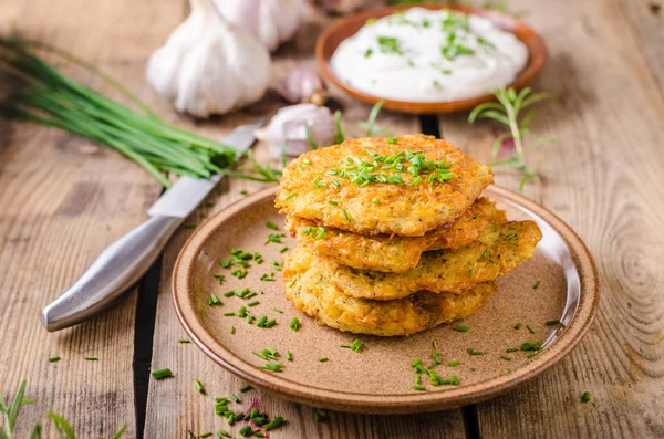 Ekşi kremalı patates gözlemesi.