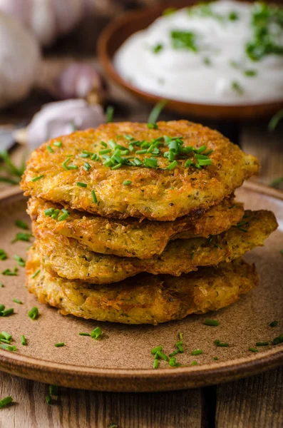 Potato pancakes with sour cream — Stock Photo, Image