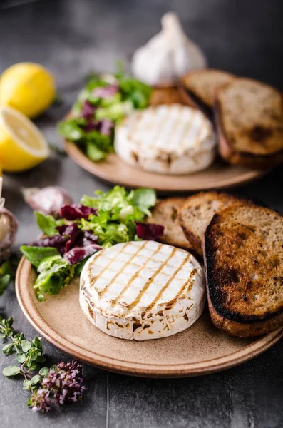 Grilled camembert cheese — Stock Photo, Image