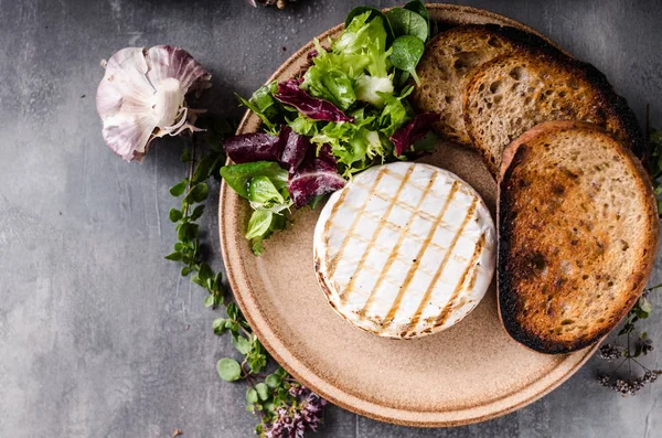 Grilled camembert cheese — Stock Photo, Image