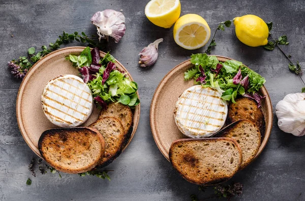 Grilled camembert cheese — Stock Photo, Image