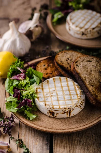 Grillowany ser camembert — Zdjęcie stockowe