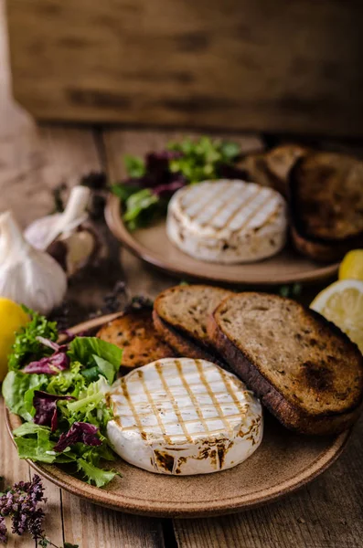 Kızarmış peynirli peynir.