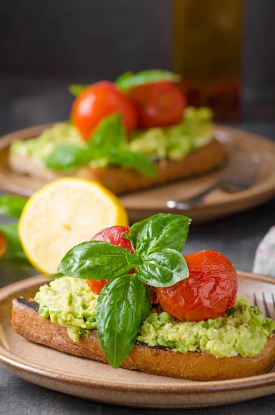 Avokado ile pişmiş domates ekmek yaymak