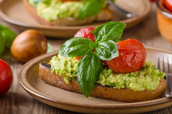 Avokado ile pişmiş domates ekmek yaymak