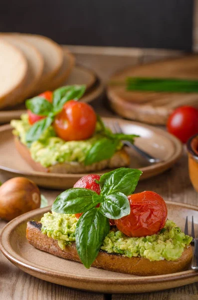 Avokado ile pişmiş domates ekmek yaymak