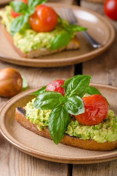 Avokado ile pişmiş domates ekmek yaymak — Stok fotoğraf