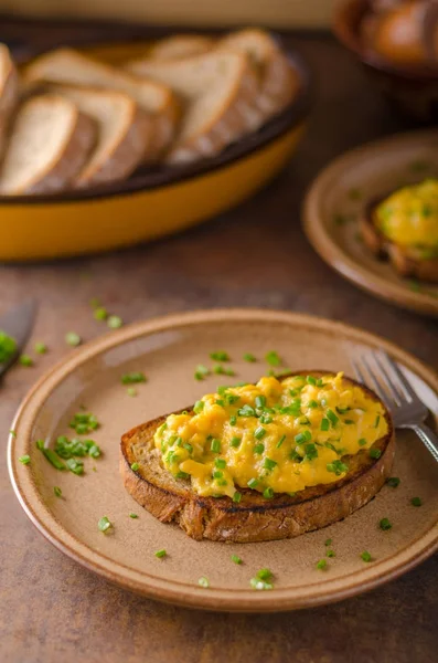 sahanda yumurta otlar ile