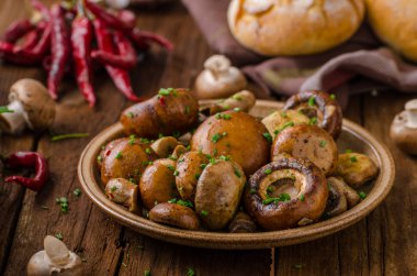 Mantar salatası, parmesan ve mayo