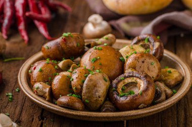 Mantar salatası, parmesan ve mayo