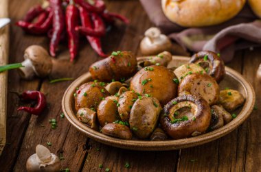 Mantar salatası, parmesan ve mayo