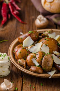 Mantar salatası, parmesan ve mayo