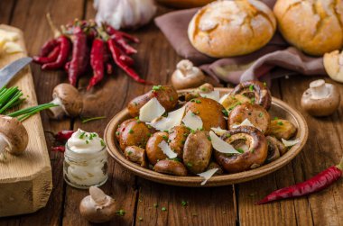 Mantar salatası, parmesan ve mayo