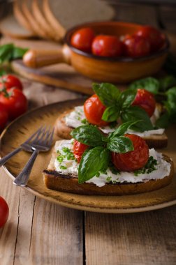 Pişmiş domates ekmek peynir yayıldı