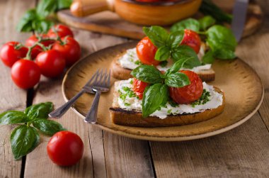 Avokado ile pişmiş domates ekmek yaymak