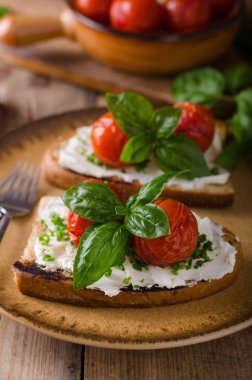 Avokado ile pişmiş domates ekmek yaymak